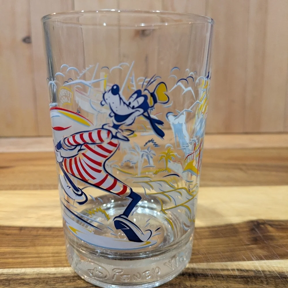 Disney Goofy Cartoon Character Glass with Surfboard Design